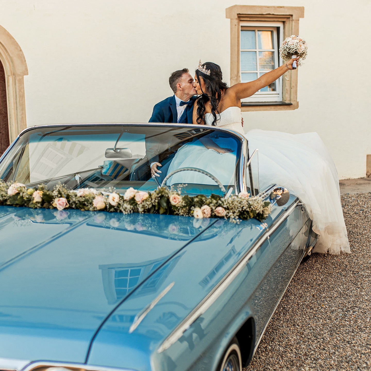 Wie aus einem Märchenbuch – mit Krone, Kuss & Cabrio 💍💞