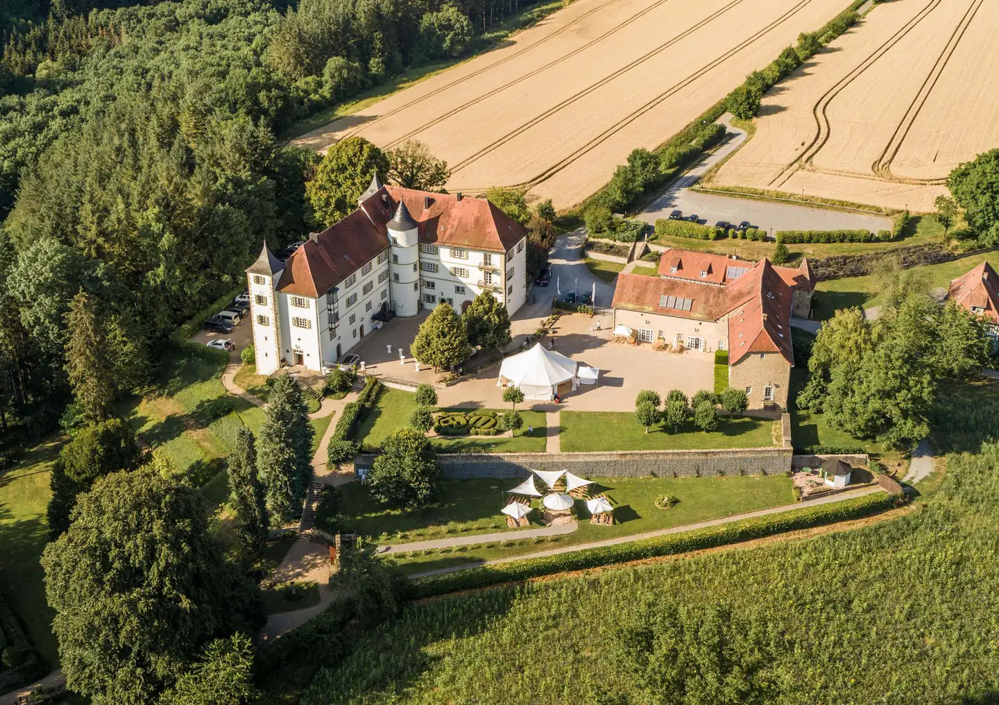 Schloß Neuhaus mit Festzelt im Schloßhof aus der Luft