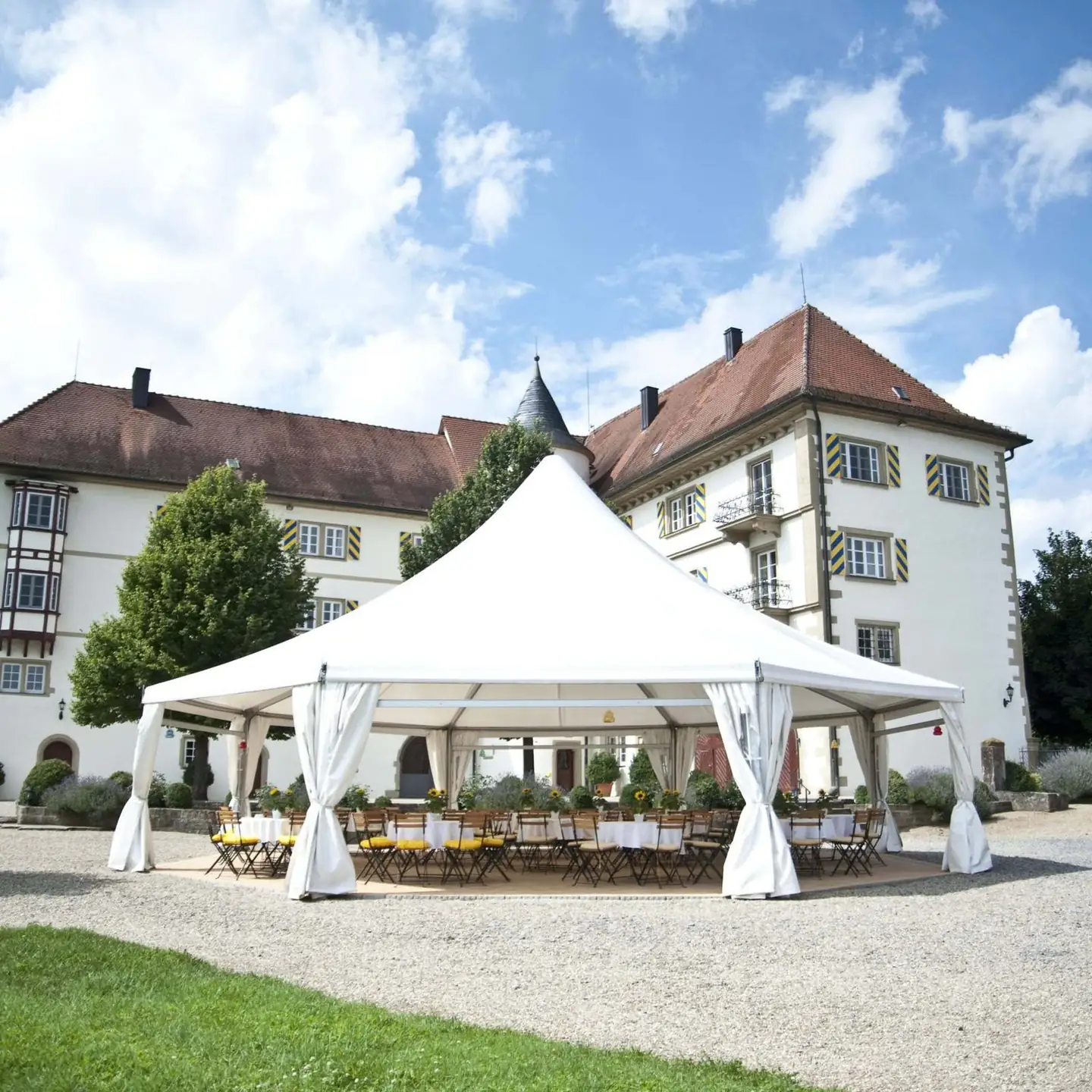 Festzelt im Schloßhof