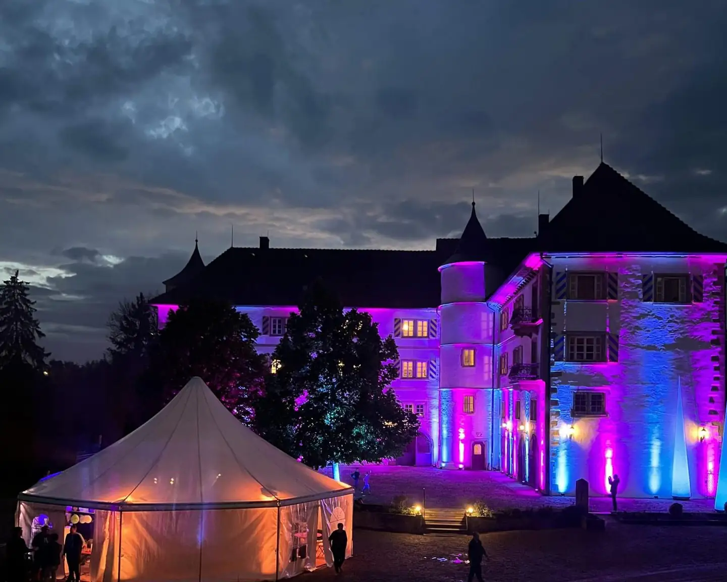 Lichterketten und laue Sommernächte im Schloßhof
