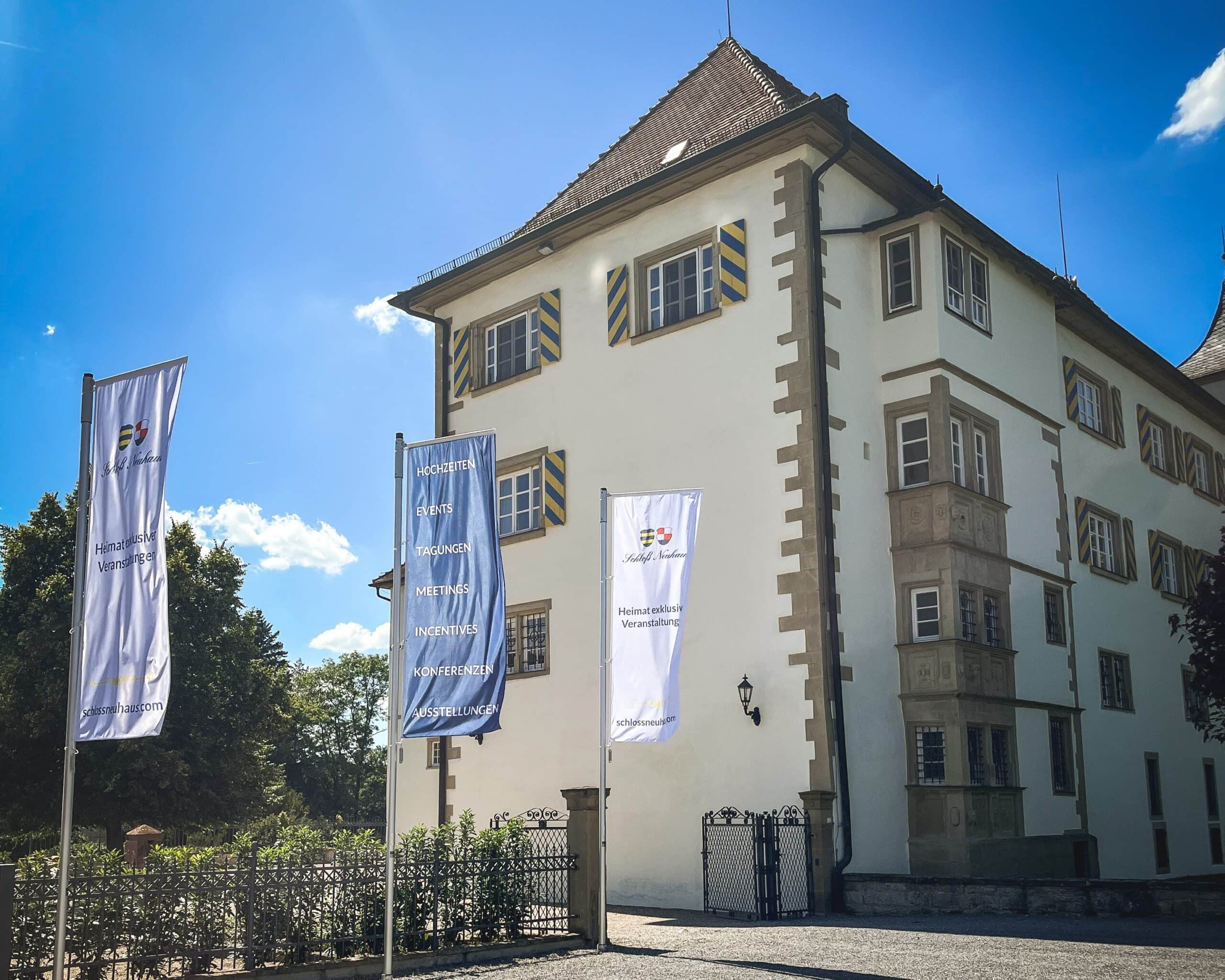 Fahnen Schloss Neuhaus
